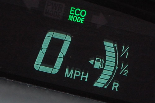 The little arrow on the left hand side of the petrol pump indicates which side of the vehicle the petrol cap is.